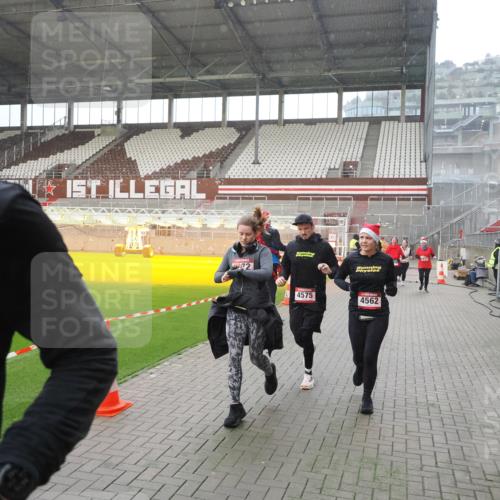 07.12.2025 - St. Pauli X-Mass-Run No. 15 Fabian Wolf http://msf.ph/oto/9400097 07.12.2025 11:04:53 Ziel 33, 117, 128, 1212, 1411, 2791, 2919, 3719, 4561, 4562, 4563, 4565, 4566, 4567, 4568, 4569, 4570, 4571, 4572, 4573, 4575, 4576, 4577, 4578 meine-sportfotos.de