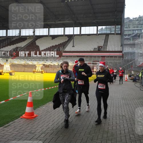 07.12.2025 - St. Pauli X-Mass-Run No. 15 Fabian Wolf http://msf.ph/oto/9400098 07.12.2025 11:04:53 Ziel 33, 117, 128, 1212, 1411, 2791, 2919, 3719, 4561, 4562, 4563, 4565, 4566, 4567, 4568, 4569, 4570, 4571, 4572, 4573, 4575, 4576, 4577, 4578 meine-sportfotos.de