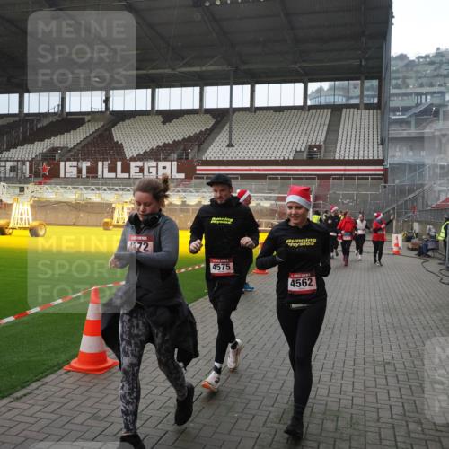 07.12.2025 - St. Pauli X-Mass-Run No. 15 Fabian Wolf http://msf.ph/oto/9400100 07.12.2025 11:04:54 Ziel 33, 117, 128, 1212, 1411, 2919, 3719, 4561, 4562, 4563, 4565, 4566, 4567, 4568, 4569, 4570, 4571, 4572, 4573, 4575, 4576, 4577, 4578 meine-sportfotos.de