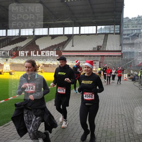 07.12.2025 - St. Pauli X-Mass-Run No. 15 Fabian Wolf http://msf.ph/oto/9400101 07.12.2025 11:04:54 Ziel 33, 117, 128, 1212, 1411, 2919, 3719, 4561, 4562, 4563, 4565, 4566, 4567, 4568, 4569, 4570, 4571, 4572, 4573, 4575, 4576, 4577, 4578 meine-sportfotos.de