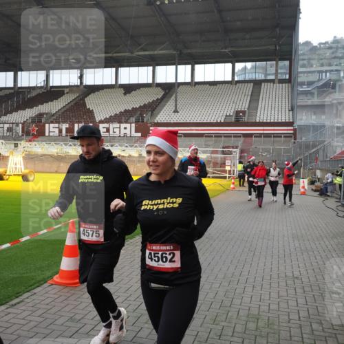 07.12.2025 - St. Pauli X-Mass-Run No. 15 Fabian Wolf http://msf.ph/oto/9400103 07.12.2025 11:04:54 Ziel 33, 117, 128, 1212, 1411, 2919, 3719, 4561, 4562, 4563, 4565, 4566, 4567, 4568, 4569, 4570, 4571, 4572, 4573, 4575, 4576, 4577, 4578 meine-sportfotos.de
