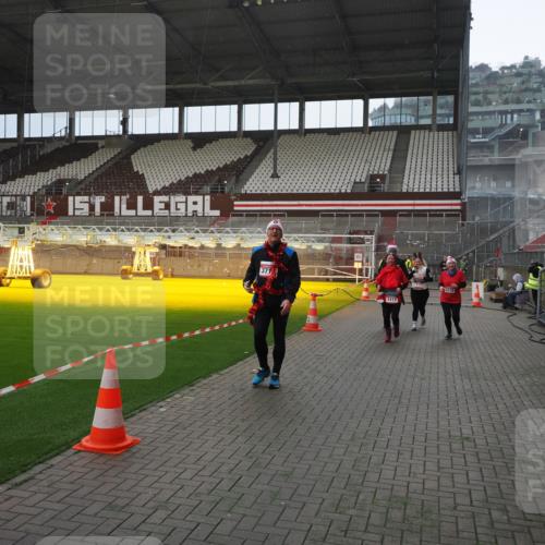 07.12.2025 - St. Pauli X-Mass-Run No. 15 Fabian Wolf http://msf.ph/oto/9400109 07.12.2025 11:04:56 Ziel 33, 117, 128, 1212, 1411, 2919, 4561, 4562, 4563, 4565, 4566, 4567, 4568, 4569, 4570, 4571, 4572, 4573, 4575, 4576, 4577, 4578 meine-sportfotos.de