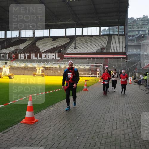 07.12.2025 - St. Pauli X-Mass-Run No. 15 Fabian Wolf http://msf.ph/oto/9400111 07.12.2025 11:04:56 Ziel 33, 117, 128, 1212, 1411, 2919, 4561, 4562, 4563, 4565, 4566, 4567, 4568, 4569, 4570, 4571, 4572, 4573, 4575, 4576, 4577, 4578 meine-sportfotos.de
