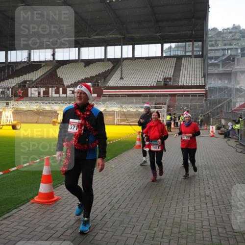 07.12.2025 - St. Pauli X-Mass-Run No. 15 Fabian Wolf http://msf.ph/oto/9400115 07.12.2025 11:04:58 Ziel 33, 117, 128, 1212, 1411, 2919, 4561, 4562, 4563, 4565, 4566, 4567, 4568, 4569, 4570, 4571, 4572, 4573, 4575, 4576, 4577, 4578 meine-sportfotos.de