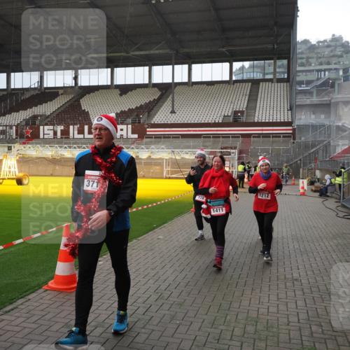 07.12.2025 - St. Pauli X-Mass-Run No. 15 Fabian Wolf http://msf.ph/oto/9400116 07.12.2025 11:04:58 Ziel 33, 117, 128, 1212, 1411, 2919, 4561, 4562, 4563, 4565, 4566, 4567, 4568, 4569, 4570, 4571, 4572, 4573, 4575, 4576, 4577, 4578 meine-sportfotos.de