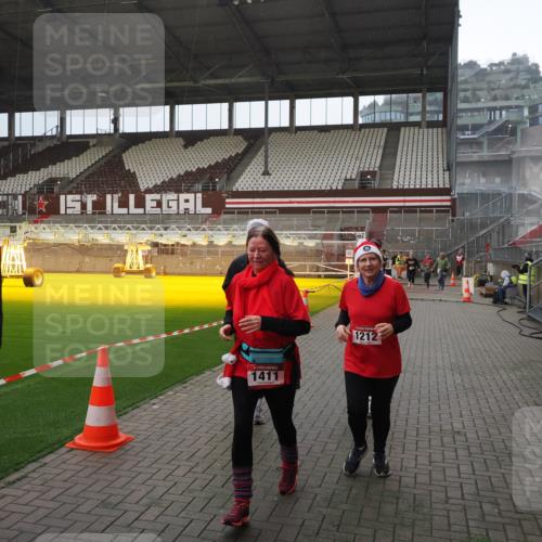07.12.2025 - St. Pauli X-Mass-Run No. 15 Fabian Wolf http://msf.ph/oto/9400121 07.12.2025 11:04:59 Ziel 33, 117, 128, 1212, 1411, 2919, 4561, 4562, 4563, 4565, 4566, 4567, 4568, 4569, 4570, 4571, 4572, 4573, 4575, 4576, 4577, 4578 meine-sportfotos.de