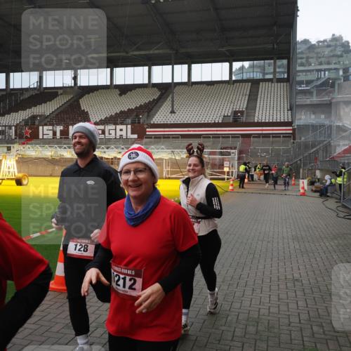 07.12.2025 - St. Pauli X-Mass-Run No. 15 Fabian Wolf http://msf.ph/oto/9400126 07.12.2025 11:05:00 Ziel 117, 128, 889, 1152, 1212, 1411, 4561, 4562, 4563, 4565, 4566, 4567, 4568, 4569, 4570, 4571, 4572, 4573, 4575, 4576, 4577, 4578 meine-sportfotos.de