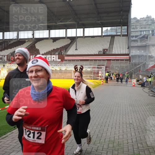 07.12.2025 - St. Pauli X-Mass-Run No. 15 Fabian Wolf http://msf.ph/oto/9400127 07.12.2025 11:05:00 Ziel 117, 128, 889, 1152, 1212, 1411, 4561, 4562, 4563, 4565, 4566, 4567, 4568, 4569, 4570, 4571, 4572, 4573, 4575, 4576, 4577, 4578 meine-sportfotos.de