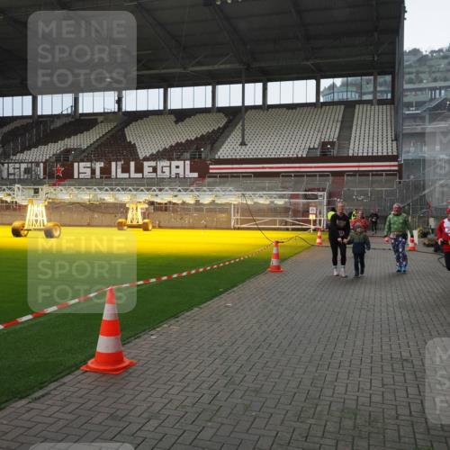 07.12.2025 - St. Pauli X-Mass-Run No. 15 Fabian Wolf http://msf.ph/oto/9400144 07.12.2025 11:05:05 Ziel 117, 128, 200, 201, 889, 1152, 1212, 1411, 4562, 4572, 4575 meine-sportfotos.de