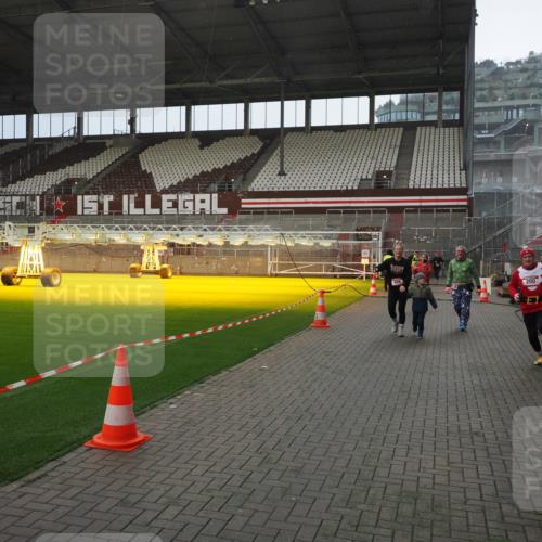 07.12.2025 - St. Pauli X-Mass-Run No. 15 Fabian Wolf http://msf.ph/oto/9400146 07.12.2025 11:05:05 Ziel 117, 128, 200, 201, 889, 1152, 1212, 1411, 4562, 4572, 4575 meine-sportfotos.de