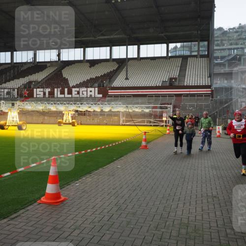 07.12.2025 - St. Pauli X-Mass-Run No. 15 Fabian Wolf http://msf.ph/oto/9400147 07.12.2025 11:05:06 Ziel 117, 128, 200, 201, 889, 1152, 1212, 1411 meine-sportfotos.de