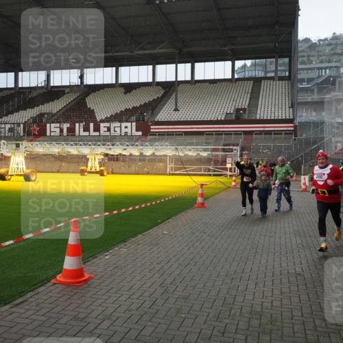 07.12.2025 - St. Pauli X-Mass-Run No. 15 Fabian Wolf http://msf.ph/oto/9400148 07.12.2025 11:05:06 Ziel 117, 128, 200, 201, 889, 1152, 1212, 1411 meine-sportfotos.de