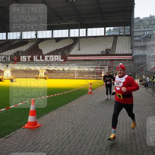 07.12.2025 - St. Pauli X-Mass-Run No. 15 Fabian Wolf http://msf.ph/oto/9400150 07.12.2025 11:05:06 Ziel 117, 128, 200, 201, 889, 1152, 1212, 1411 meine-sportfotos.de