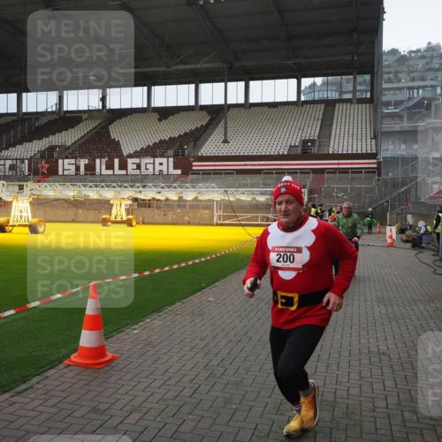 07.12.2025 - St. Pauli X-Mass-Run No. 15 Fabian Wolf http://msf.ph/oto/9400151 07.12.2025 11:05:06 Ziel 117, 128, 200, 201, 889, 1152, 1212, 1411 meine-sportfotos.de
