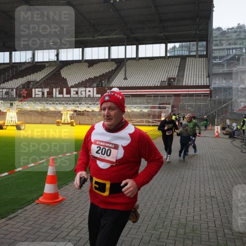 07.12.2025 - St. Pauli X-Mass-Run No. 15 Fabian Wolf http://msf.ph/oto/9400152 07.12.2025 11:05:07 Ziel 117, 128, 200, 201, 889, 1152, 1212, 1411 meine-sportfotos.de