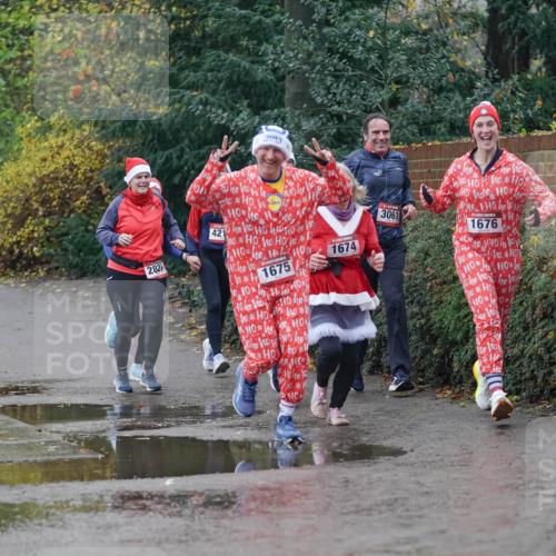07.12.2025 - St. Pauli X-Mass-Run No. 15 Michael Burmester http://msf.ph/oto/9400294 07.12.2025 10:21:33 Laufen 421, 2827, 1675, 10, 10, 1674, 3061, 1676 meine-sportfotos.de