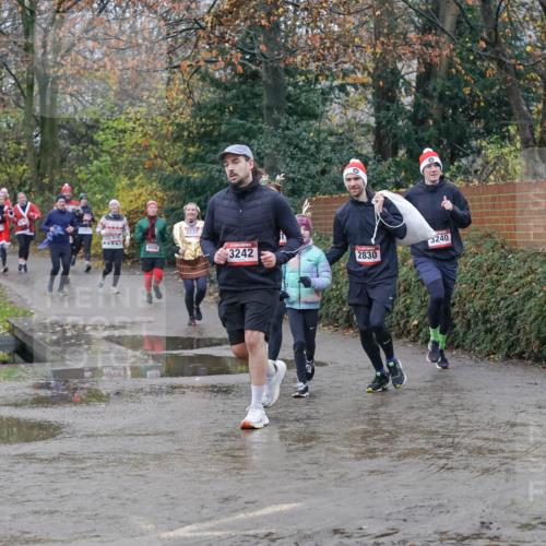 07.12.2025 - St. Pauli X-Mass-Run No. 15 Michael Burmester http://msf.ph/oto/9400498 07.12.2025 10:22:39 Laufen 2058, 4856, 3237, 3242, 3240, 2830 meine-sportfotos.de