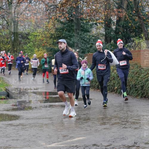07.12.2025 - St. Pauli X-Mass-Run No. 15 Michael Burmester http://msf.ph/oto/9400499 07.12.2025 10:22:39 Laufen 4854, 3240, 2830, 3242 meine-sportfotos.de