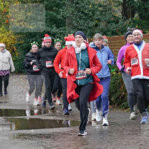 07.12.2025 - St. Pauli X-Mass-Run No. 15 Michael Burmester http://msf.ph/oto/9401192 07.12.2025 10:25:31 Laufen 486, 4869, 15, 4880, 3287 meine-sportfotos.de