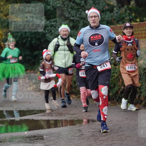 07.12.2025 - St. Pauli X-Mass-Run No. 15 Michael Burmester http://msf.ph/oto/9404389 07.12.2025 11:04:01 Laufen 2736, 191, 241, 1919, 232 meine-sportfotos.de