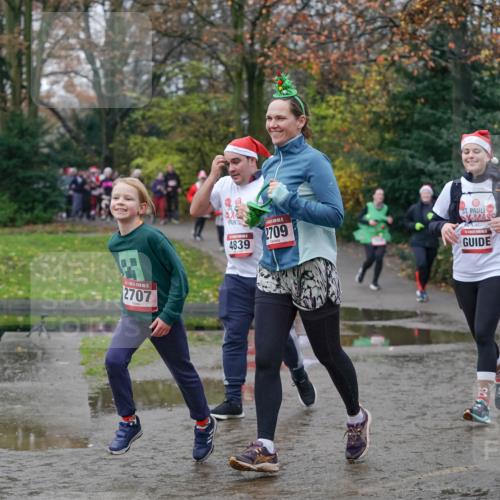07.12.2025 - St. Pauli X-Mass-Run No. 15 Michael Burmester http://msf.ph/oto/9404913 07.12.2025 11:06:25 Laufen 2707, 4839, 2709 meine-sportfotos.de