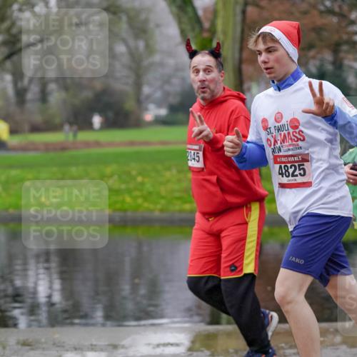 07.12.2025 - St. Pauli X-Mass-Run No. 15 Michael Burmester http://msf.ph/oto/9404940 07.12.2025 11:06:34 Laufen 2845, 15, 4825, 2808 meine-sportfotos.de