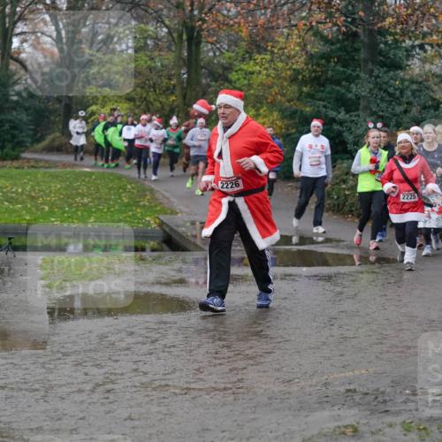 07.12.2025 - St. Pauli X-Mass-Run No. 15 Michael Burmester http://msf.ph/oto/9405008 07.12.2025 11:06:53 Laufen 2226, 2225 meine-sportfotos.de