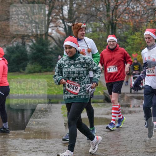07.12.2025 - St. Pauli X-Mass-Run No. 15 Michael Burmester http://msf.ph/oto/9405316 07.12.2025 11:08:05 Laufen 15, 4649, 3177, 4844 meine-sportfotos.de