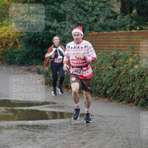 07.12.2025 - St. Pauli X-Mass-Run No. 15 Michael Burmester http://msf.ph/oto/9405893 07.12.2025 11:19:52 Laufen 215, 2962 meine-sportfotos.de