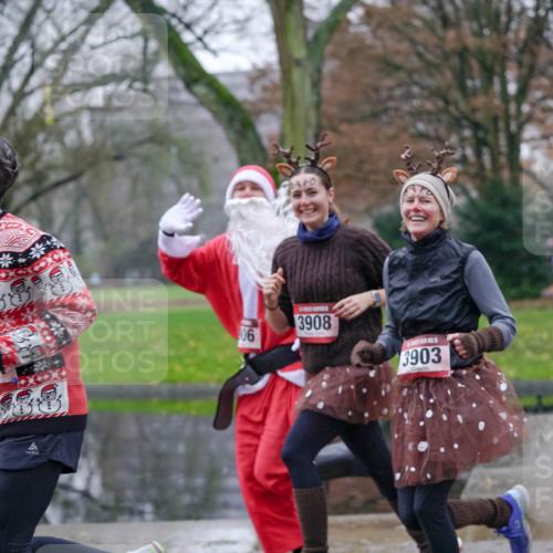 07.12.2025 - St. Pauli X-Mass-Run No. 15 Michael Burmester http://msf.ph/oto/9406199 07.12.2025 11:21:37 Laufen 06, 3908, 3903 meine-sportfotos.de