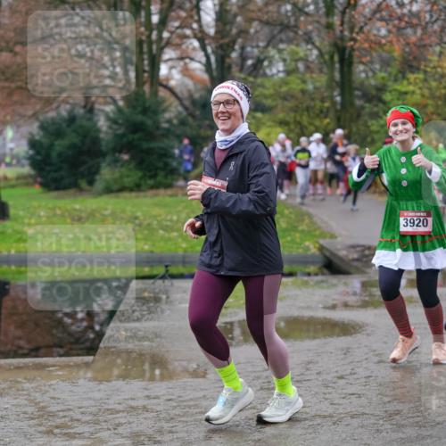 07.12.2025 - St. Pauli X-Mass-Run No. 15 Michael Burmester http://msf.ph/oto/9406557 07.12.2025 11:22:53 Laufen 3920, 3718, 3927 meine-sportfotos.de