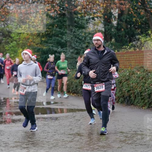 07.12.2025 - St. Pauli X-Mass-Run No. 15 Michael Burmester http://msf.ph/oto/9406727 07.12.2025 11:23:16 Laufen 29, 3927, 3928 meine-sportfotos.de