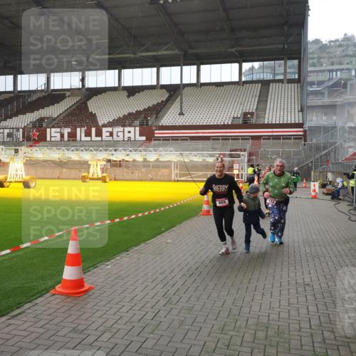 07.12.2025 - St. Pauli X-Mass-Run No. 15 Fabian Wolf http://msf.ph/oto/9407341 07.12.2025 11:05:08 Ziel 117, 128, 200, 201, 889, 1152, 1212, 1411, 1630 meine-sportfotos.de