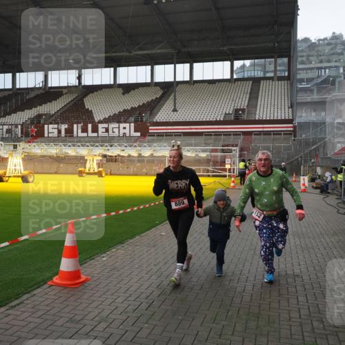 07.12.2025 - St. Pauli X-Mass-Run No. 15 Fabian Wolf http://msf.ph/oto/9407354 07.12.2025 11:05:08 Ziel 117, 128, 200, 201, 889, 1152, 1212, 1411, 1630 meine-sportfotos.de