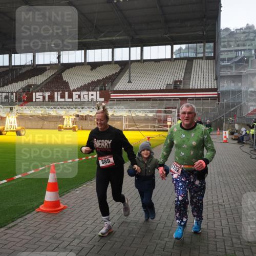 07.12.2025 - St. Pauli X-Mass-Run No. 15 Fabian Wolf http://msf.ph/oto/9407360 07.12.2025 11:05:09 Ziel 117, 128, 200, 201, 889, 1152, 1630 meine-sportfotos.de