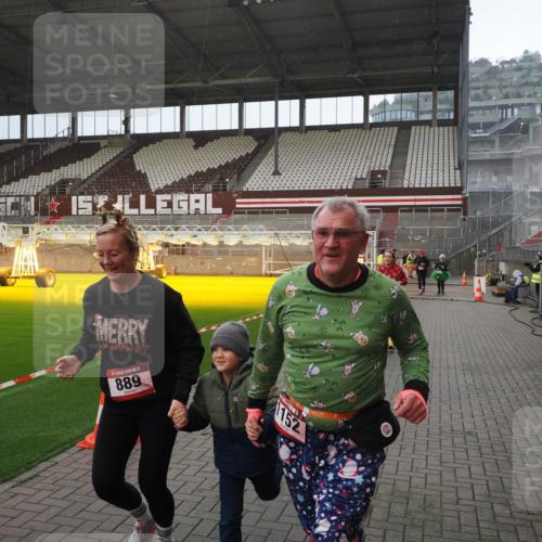 07.12.2025 - St. Pauli X-Mass-Run No. 15 Fabian Wolf http://msf.ph/oto/9407366 07.12.2025 11:05:09 Ziel 117, 128, 200, 201, 889, 1152, 1630 meine-sportfotos.de