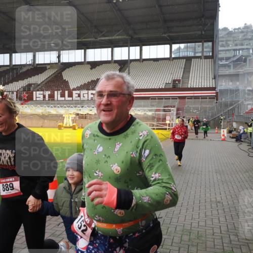07.12.2025 - St. Pauli X-Mass-Run No. 15 Fabian Wolf http://msf.ph/oto/9407369 07.12.2025 11:05:09 Ziel 117, 128, 200, 201, 889, 1152, 1630 meine-sportfotos.de