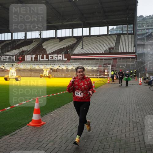 07.12.2025 - St. Pauli X-Mass-Run No. 15 Fabian Wolf http://msf.ph/oto/9407375 07.12.2025 11:05:11 Ziel 200, 201, 889, 1152, 1492, 1630 meine-sportfotos.de