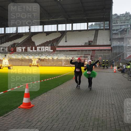 07.12.2025 - St. Pauli X-Mass-Run No. 15 Fabian Wolf http://msf.ph/oto/9407391 07.12.2025 11:05:15 Ziel 200, 201, 889, 1152, 1492, 1630 meine-sportfotos.de