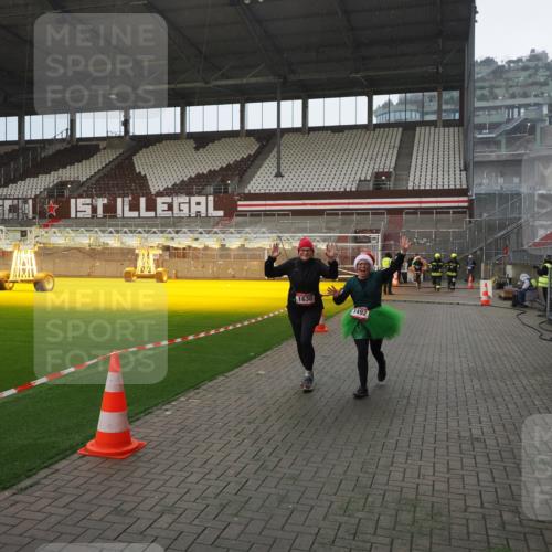 07.12.2025 - St. Pauli X-Mass-Run No. 15 Fabian Wolf http://msf.ph/oto/9407397 07.12.2025 11:05:16 Ziel 200, 201, 889, 1152, 1492, 1630 meine-sportfotos.de