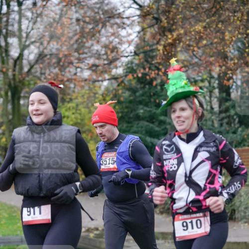 07.12.2025 - St. Pauli X-Mass-Run No. 15 Michael Burmester http://msf.ph/oto/9407403 07.12.2025 09:41:44 Laufen 911, 3515, 910 meine-sportfotos.de