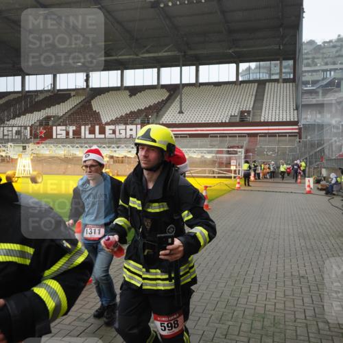 07.12.2025 - St. Pauli X-Mass-Run No. 15 Fabian Wolf http://msf.ph/oto/9407468 07.12.2025 11:05:27 Ziel 434, 1311, 1492, 1600, 1630 meine-sportfotos.de