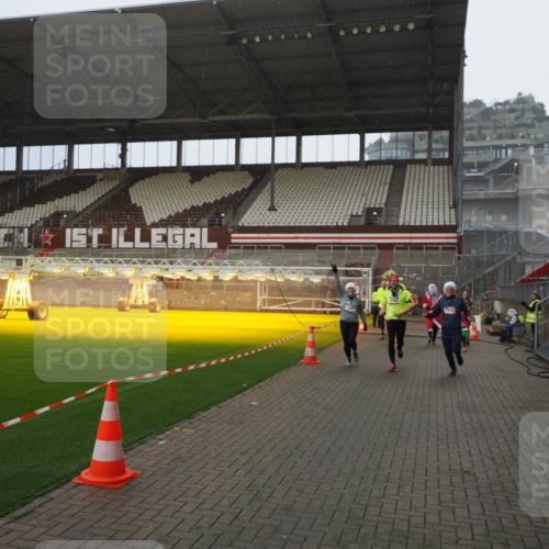 07.12.2025 - St. Pauli X-Mass-Run No. 15 Fabian Wolf http://msf.ph/oto/9407480 07.12.2025 11:05:35 Ziel 199, 434, 831, 1046, 1049, 1311, 1600, 1840, 1841, 2006, 2884 meine-sportfotos.de