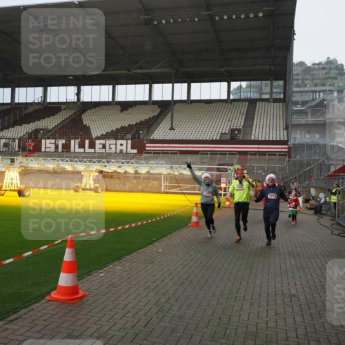 07.12.2025 - St. Pauli X-Mass-Run No. 15 Fabian Wolf http://msf.ph/oto/9407492 07.12.2025 11:05:36 Ziel 199, 434, 831, 1046, 1049, 1311, 1600, 1840, 1841, 2006, 2884 meine-sportfotos.de