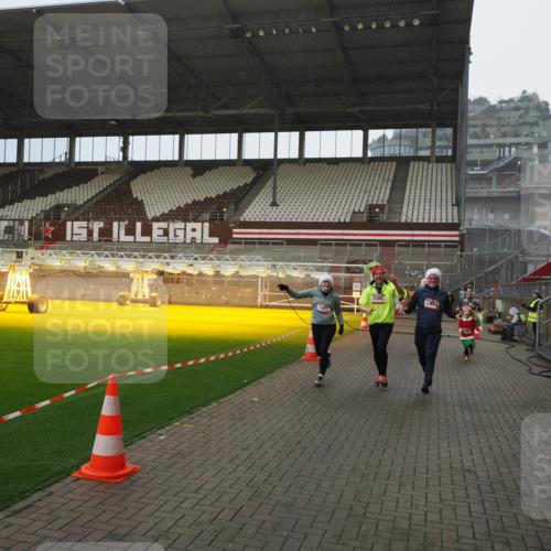 07.12.2025 - St. Pauli X-Mass-Run No. 15 Fabian Wolf http://msf.ph/oto/9407495 07.12.2025 11:05:36 Ziel 199, 434, 831, 1046, 1049, 1311, 1600, 1840, 1841, 2006, 2884 meine-sportfotos.de