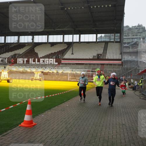07.12.2025 - St. Pauli X-Mass-Run No. 15 Fabian Wolf http://msf.ph/oto/9407498 07.12.2025 11:05:36 Ziel 199, 434, 831, 1046, 1049, 1311, 1600, 1840, 1841, 2006, 2884 meine-sportfotos.de