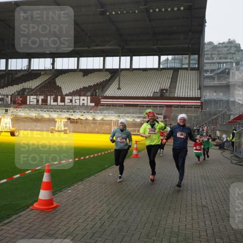 07.12.2025 - St. Pauli X-Mass-Run No. 15 Fabian Wolf http://msf.ph/oto/9407507 07.12.2025 11:05:37 Ziel 199, 434, 831, 1046, 1049, 1311, 1600, 1840, 1841, 2006, 2884 meine-sportfotos.de