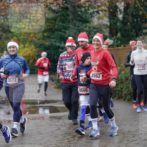 07.12.2025 - St. Pauli X-Mass-Run No. 15 Michael Burmester http://msf.ph/oto/9407551 07.12.2025 11:24:58 Laufen 3572, 15, 3568, 3915, 15, 3566, 3562, 2798 meine-sportfotos.de