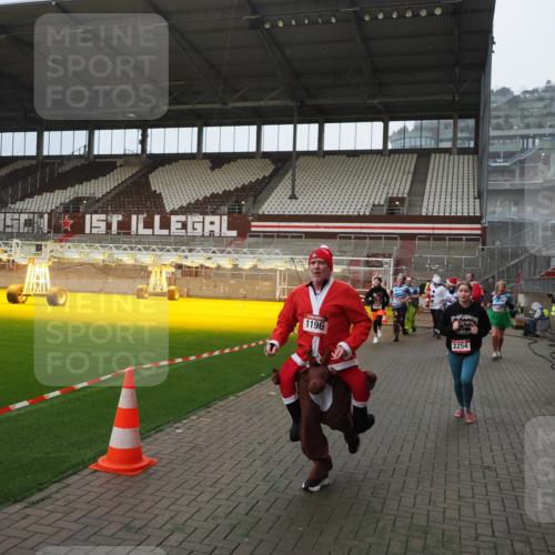 07.12.2025 - St. Pauli X-Mass-Run No. 15 Fabian Wolf http://msf.ph/oto/9407580 07.12.2025 11:05:46 Ziel 199, 831, 924, 925, 927, 929, 932, 973, 1046, 1049, 1092, 1196, 1208, 1428, 1432, 1840, 1841, 2006, 2254, 2884, 3272, 3278 meine-sportfotos.de