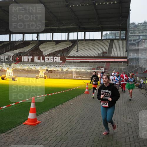 07.12.2025 - St. Pauli X-Mass-Run No. 15 Fabian Wolf http://msf.ph/oto/9407599 07.12.2025 11:05:48 Ziel 199, 831, 924, 925, 927, 929, 932, 973, 1046, 1049, 1092, 1196, 1208, 1428, 1432, 1840, 1841, 2006, 2254, 2884, 3272, 3278 meine-sportfotos.de